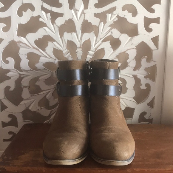 Distressed Boots π - Picture 2 of 3